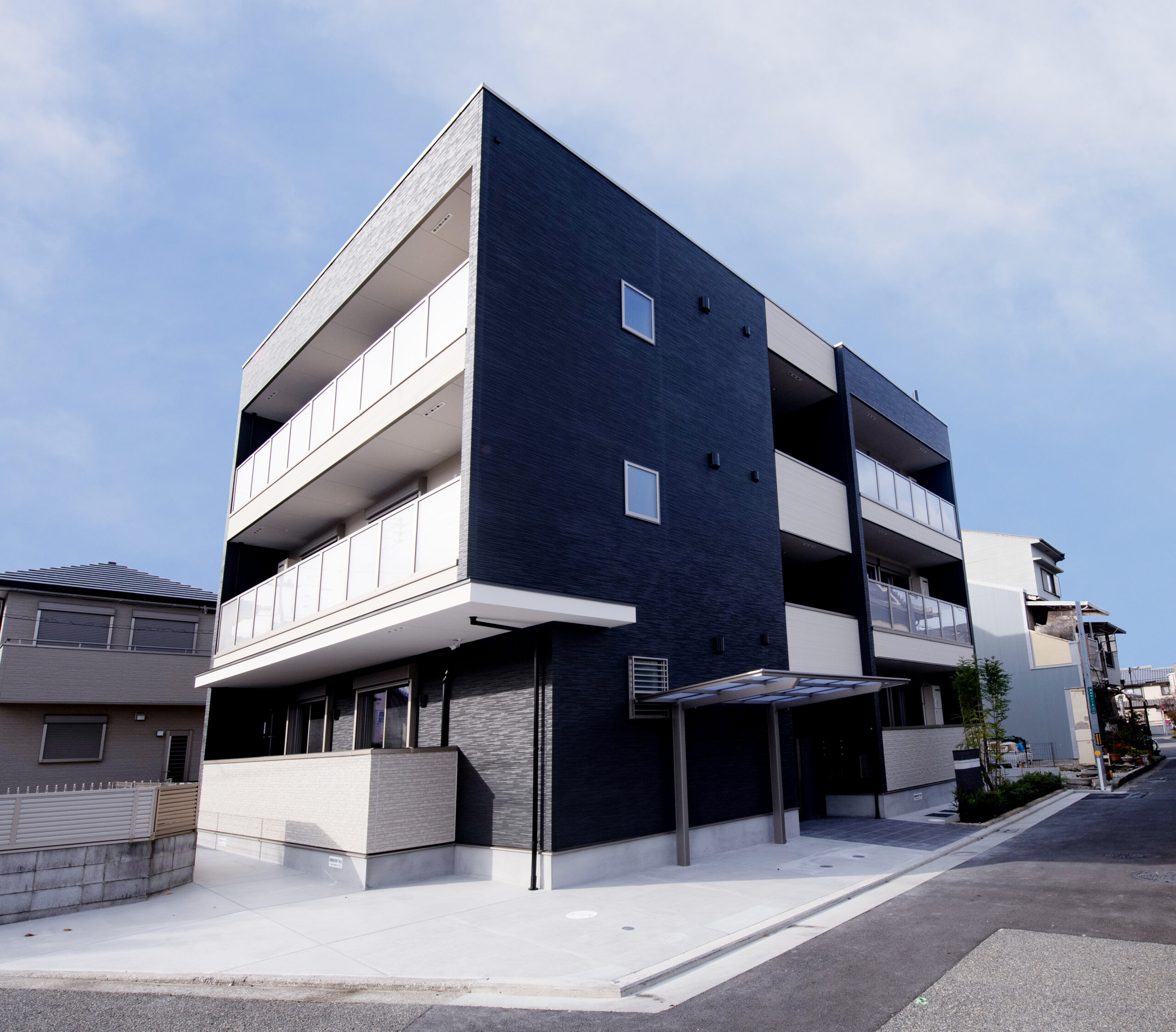 【共同住宅】スタイリッシュな木造3階建