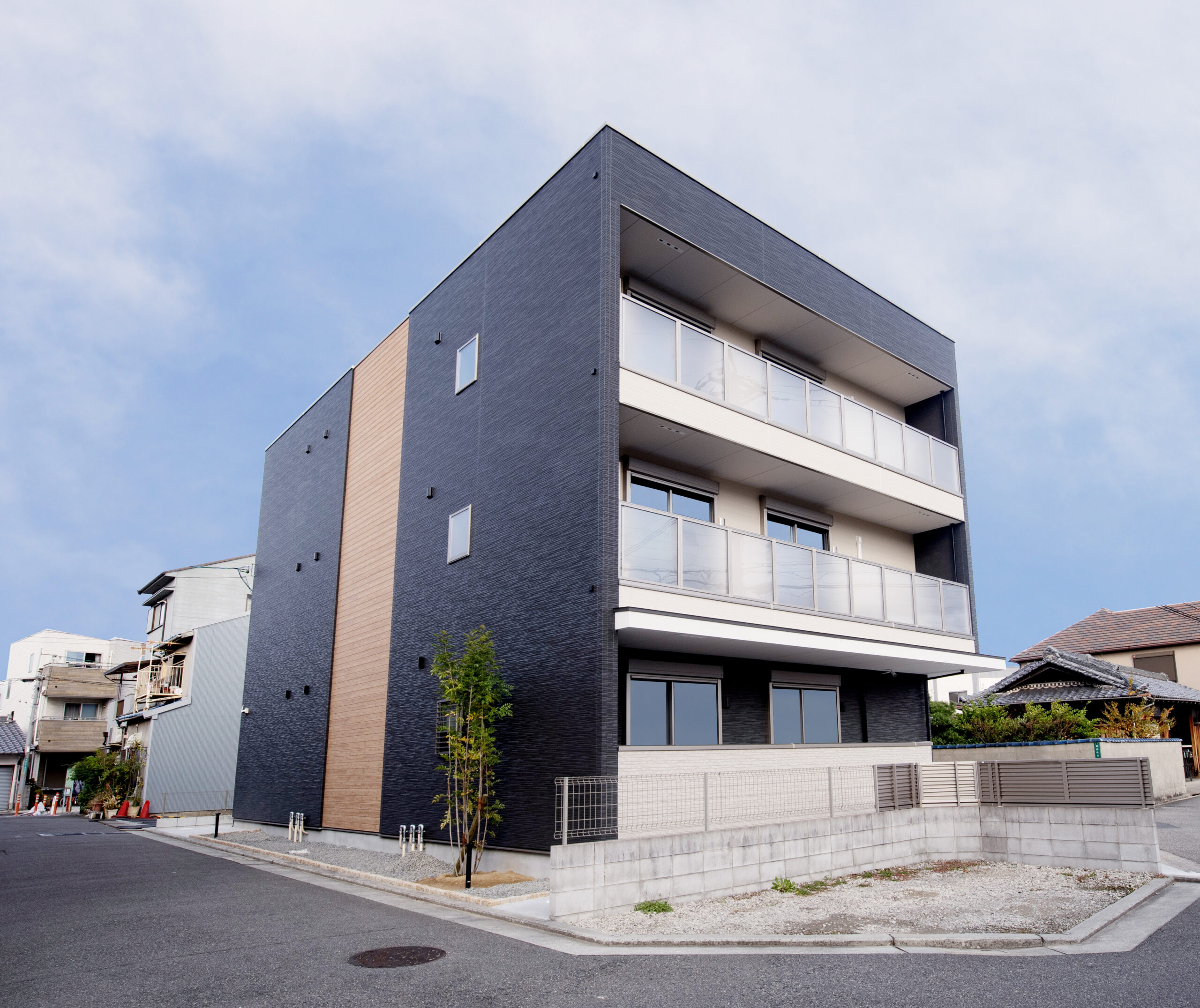 【共同住宅】スタイリッシュな木造3階建